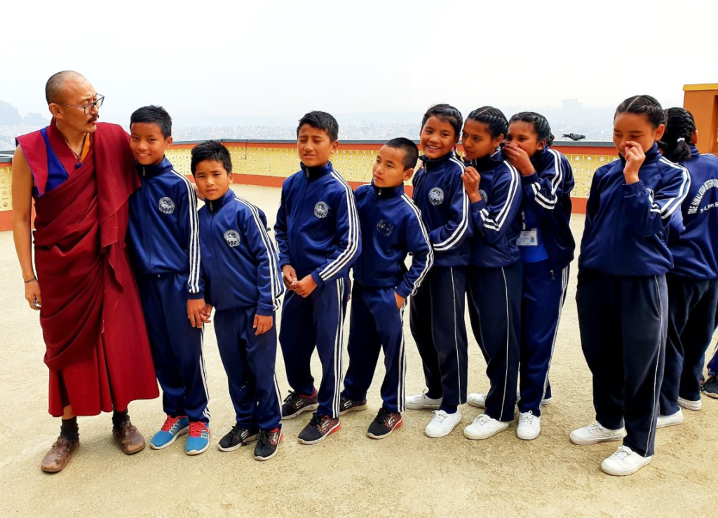 Кхенпо Тенпа Юнгдрунг Ринпоче с воспитанниками школы Тисэ 01.png