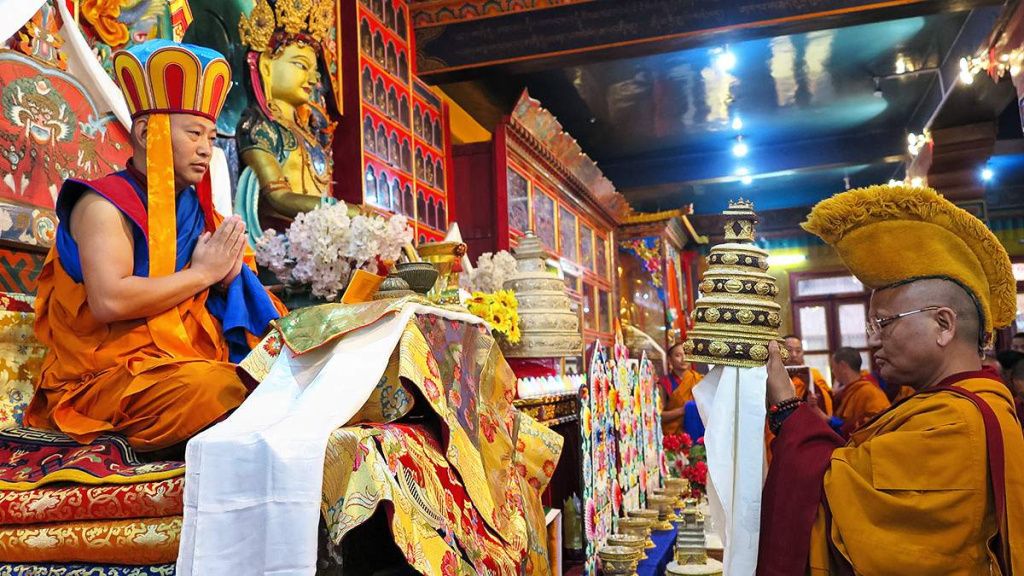 Его Святейшество Менри Понлоб Тринле Нима Ринпоче совершает традиционное подношение мандалы Его Святейшеству 34 Менри Тризину Лунгтоку Даве Дардже Ринпоче Его Святейшество Менри Понлоб Тринле Нима Ринпоче совершает традиционное подношение мандалы Его Святейшеству 34 Менри Тризину Лунгтоку Даве Дардже Ринпоче