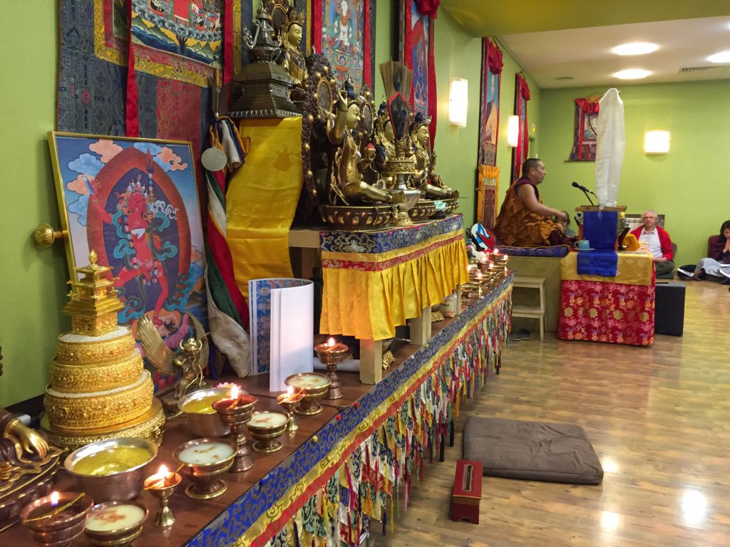 Ринчен Тензин Ринпоче и алтарь