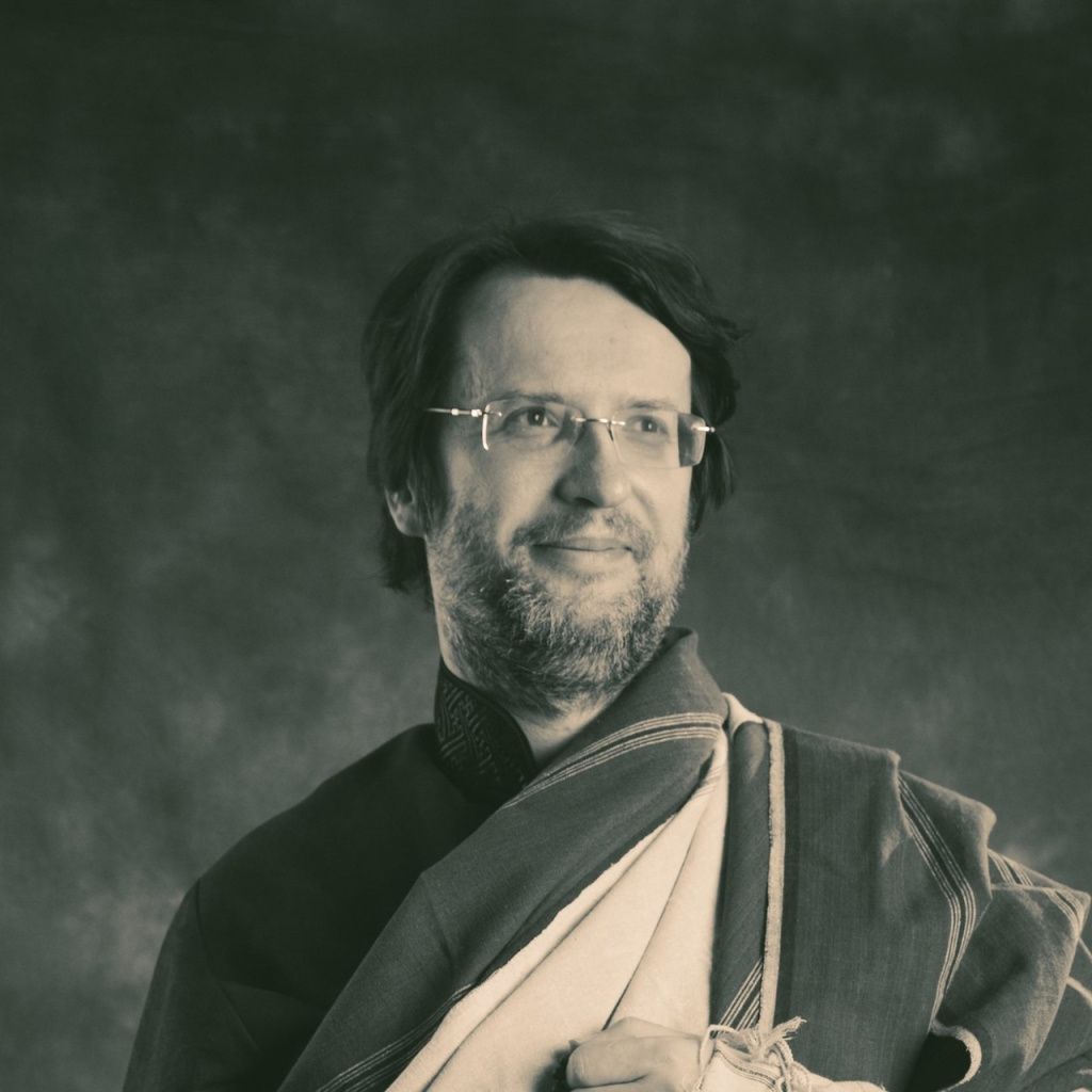 Лама Кадак Дордже (Николай Ахмеров) — переводчик тибетского языка. Лама Кадак Дордже (Николай Ахмеров) — переводчик тибетского языка.