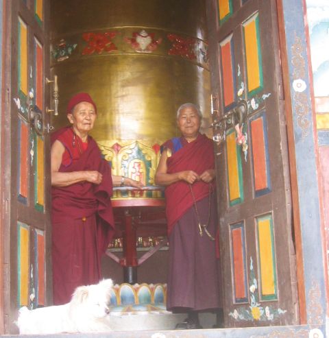 Молитвенный барабан в Тритен Норбуце