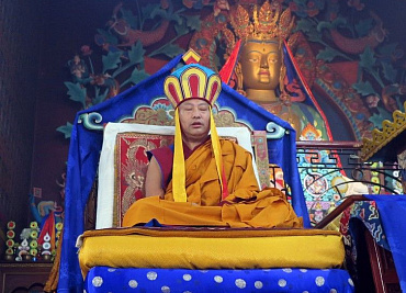 Почему бонские ламы носят лотосовую шляпу?